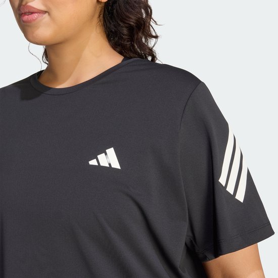 Close-up van zwart Adidas shirt met logo en strepen op de schouder.