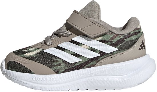 Peutersneaker met camouflageprint in groen en bruin, met witte Adidas strepen en klittenbandsluiting.