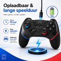 Zwarte draadloze controller met blauwe en rode LED-accenten, aangesloten via USB-C, naast een draadloze oplader.