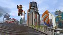 Star-Lord Lego-figuur met jetpack en wapens zwevend boven een futuristische stad met hoge gebouwen.