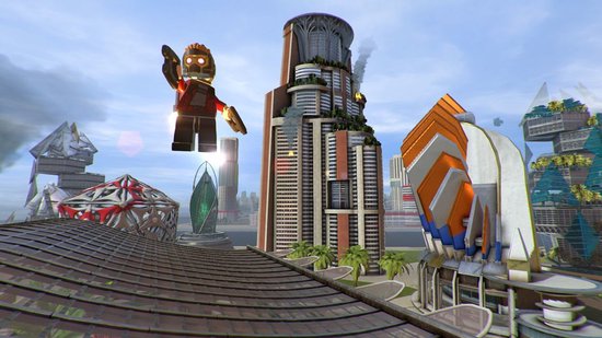 Star-Lord Lego-figuur met jetpack en wapens zwevend boven een futuristische stad met hoge gebouwen.