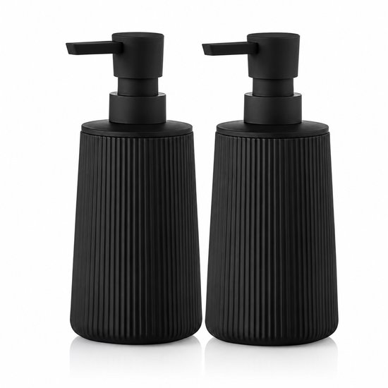 Twee zwarte, geribbelde zeepdispensers met pompjes, geïsoleerd op een witte achtergrond.