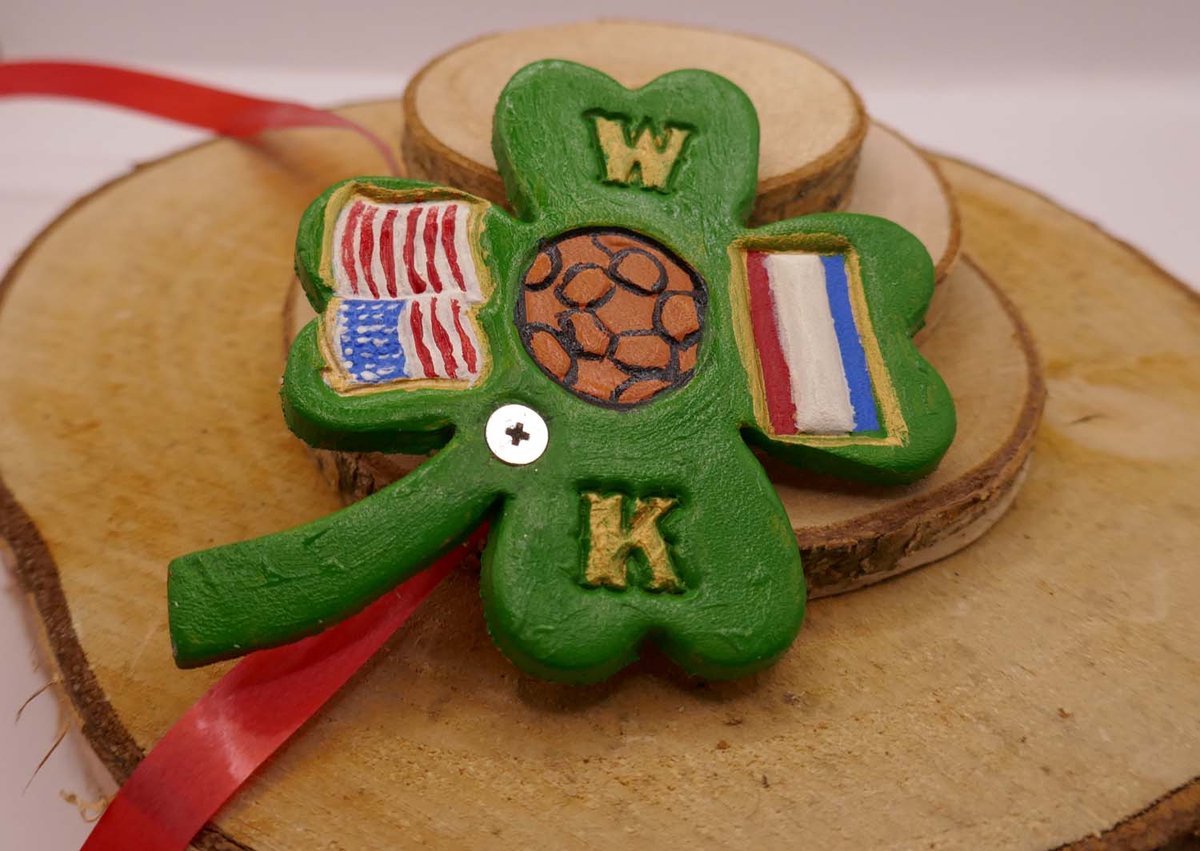 Leren medaille WK, Amerikaanse en Nederlandse vlag - WK 2026 medaille geluksbrenger klaverblad - handgemaakte lederen medaille speciaal voor WK 2026 - geluksbrenger voor de WK wedstrijden - oranje voetbal fan lederen winnende medaille