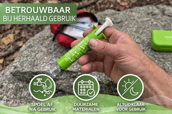 Hand met groene Venomkiller extractor. Achtergrond: EHBO-doos en groene koker. "Betrouwbaar bij herhaald gebruik."