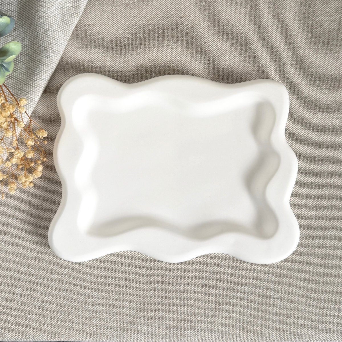 Rechthoekige tray met golvende rand – wit – handgemaakte decoratieve schaal van porseleingips – minimalistische organizer voor kaarsen & accessoires