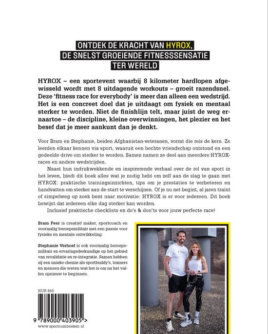 Achterkant boek met tekst en foto van Bram Peer en Stephanie Verhoef. De tekst beschrijft HYROX, de auteurs en het boek. Bram draagt een wit t-shirt en zwarte korte broek, Stephanie een wit sportshirt en zwarte legging.