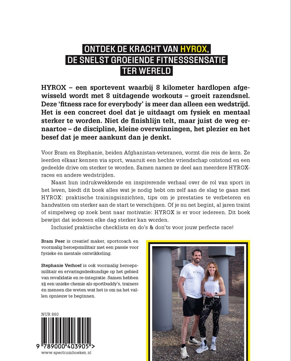 Achterkant boek met tekst en foto van Bram Peer en Stephanie Verhoef. De tekst beschrijft HYROX, de auteurs en het boek. Bram draagt een wit t-shirt en zwarte korte broek, Stephanie een wit sportshirt en zwarte legging.