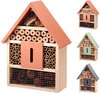 Insectenhotel met oranje, groene en grijze daken, gevuld met bamboe en takjes.