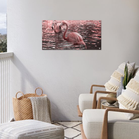 Tuinposter 80x40 cm - Tuindecoratie Een groep flamingo's staat in het water - Poster voor in de tuin - Buiten decoratie - Schutting tuinschilderij - Tuindoek muurdecoratie - Wanddecoratie balkondoek