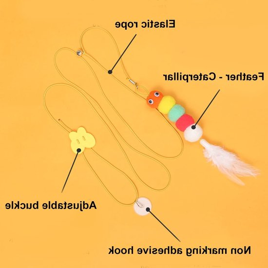 Gedetailleerd geel elastisch katten-speelgoed: rups met pompons, veertje en verstelbare gesp.