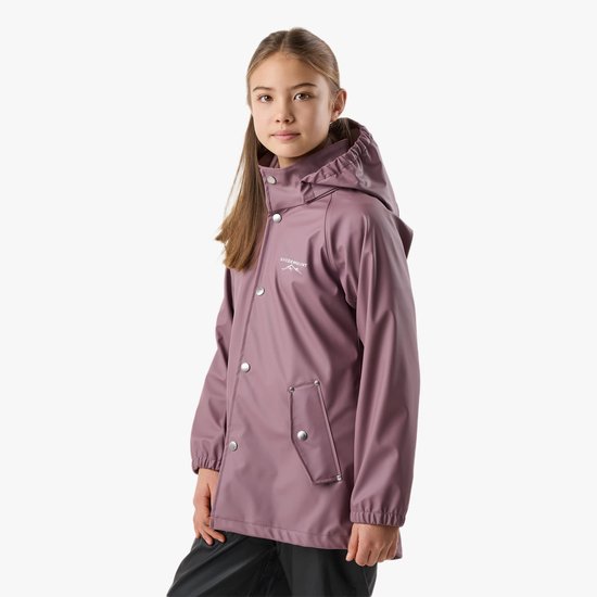 Meisje draagt een lichtroze regenjas met capuchon en logo op de borst.