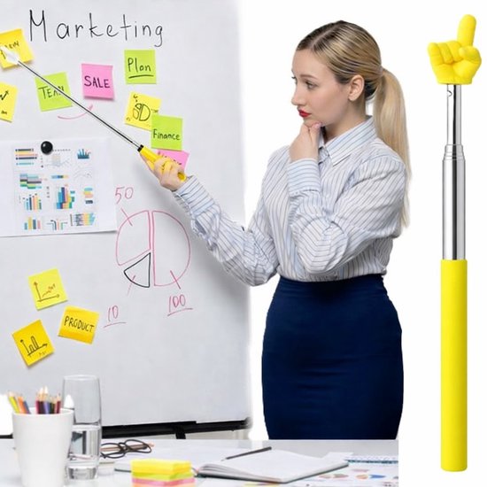 Vrouw wijst met gele aanwijsstok met vinger op whiteboard met tekst 'Marketing'.