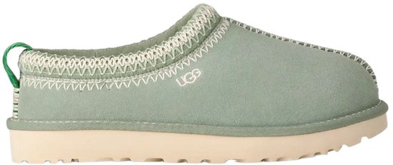 Lichtgroene UGG pantoffel met crèmekleurige zool, gebreide rand en UGG logo.