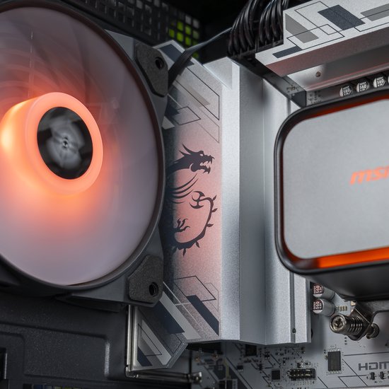Gedetailleerde opname van een gaming pc met een MSI koeler, een drakenlogo op de koeler en een ventilator met oranje licht.