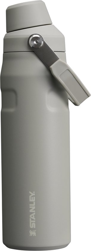 Lichtgrijze Stanley IceFlow™ fles, 0,7L. Met handvat en logo.