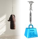 Een bokszak hangt aan een ketting aan het plafond, naast een demonstratie van een bevestigingsset voor een object met een maximaal gewicht van 68 kg.
