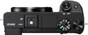 Zicht op bovenkant van zwarte Sony A6400 camera met draaiknop.