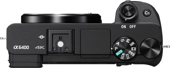 Zicht op bovenkant van zwarte Sony A6400 camera met draaiknop.