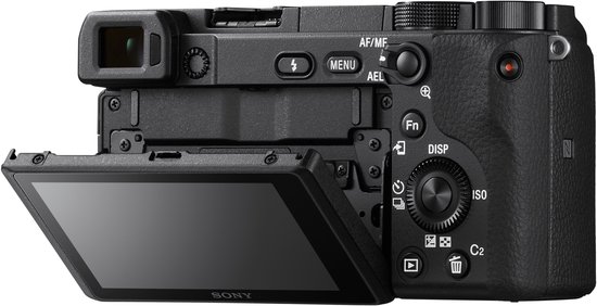 Achterkant van zwarte Sony A6400 camera met kantelbaar scherm en bedieningsknoppen.