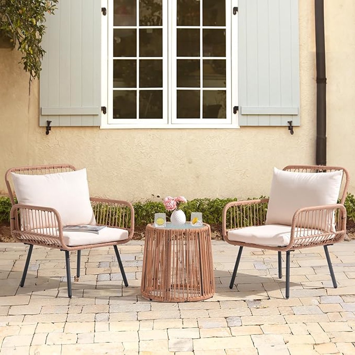 Balkonmeubelset 3-delig Rotan Bistroset met Tafel en 2 Stoelen 63,5x61,9x79,2 cm – Beige/Wit Loungeset met Kussens en Glasplaat voor Balkon en Terras – Urbanhome