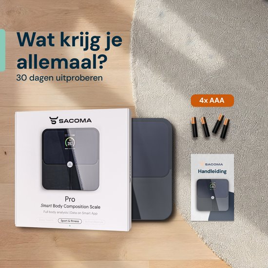 Doos van de Sacoma Pro slimme weegschaal, AAA-batterijen en handleiding op een houten ondergrond met textiel.