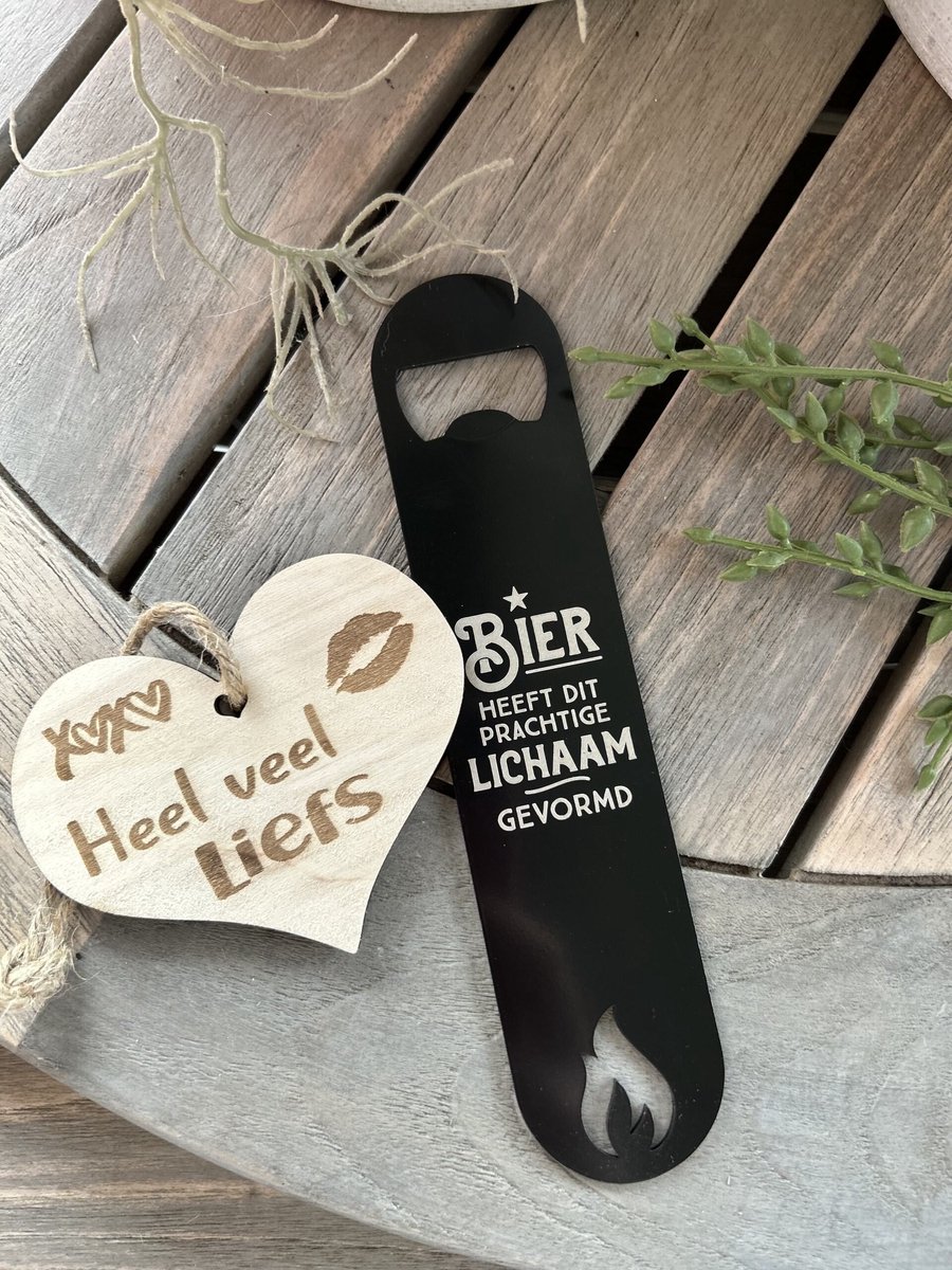 Creaties van hier – Bieropener Bier lichaam gevormd met houten hartje – RVS – 18 cm – Opener