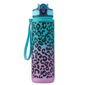 Een turquoise en roze bidon met panterprint en een blauw hengsel en dop.