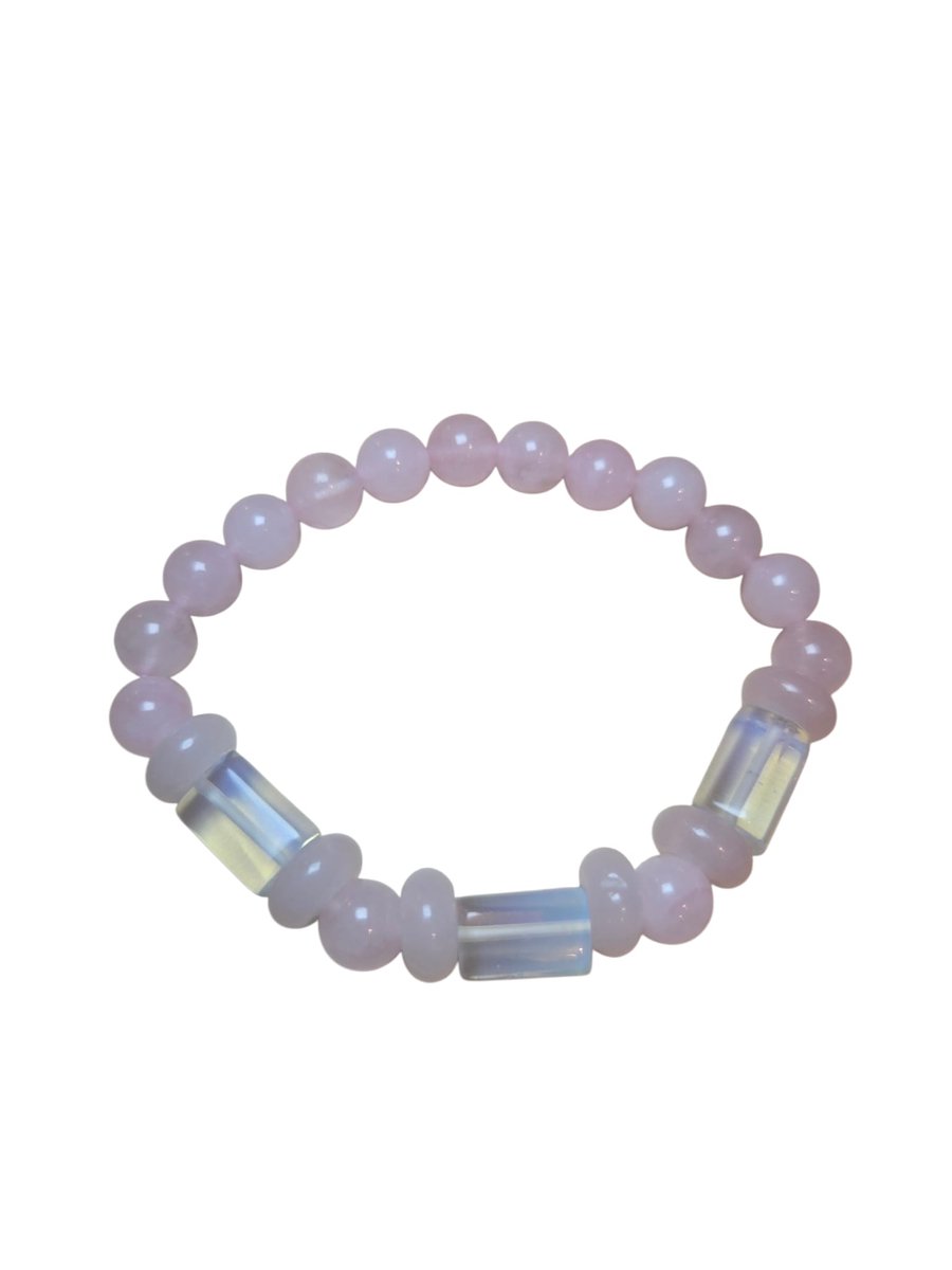 rozenkwarts armband met opaal spacers.