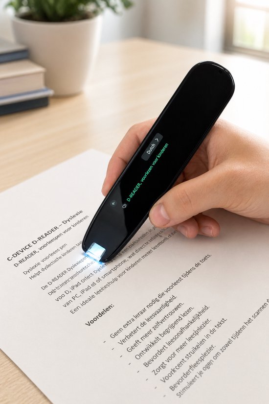 Hand gebruikt een zwarte lezende pen om tekst te scannen