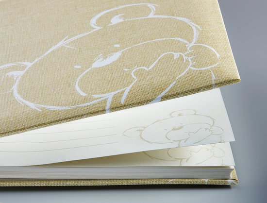 Een beige babyalbum met bruine beer print, met een open geslagen pagina. De pagina's zijn bekleed met lijntjes.