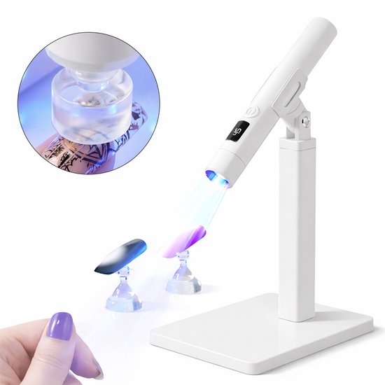 Witte UV nagellamp op standaard, gericht op nepnagels met paarse en blauwe gel. Hand met paars gelakte nagel in de voorgrond.