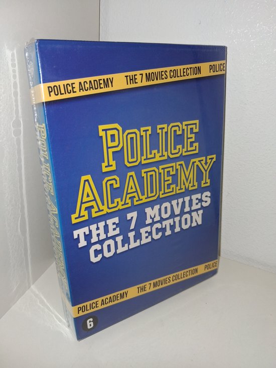 Box met Police Academy: The 7 Movies Collection in blauw met gele letters. Geel lint met tekst.