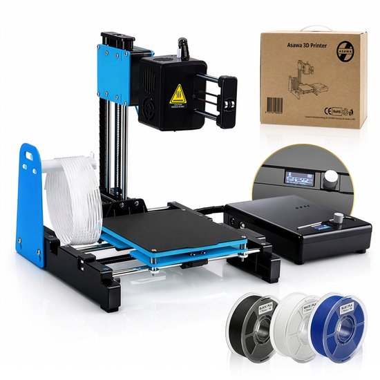 Compacte blauwe en zwarte 3D-printer met rol wit filament. Naast de printer een zwarte control unit en drie spoelen filament.