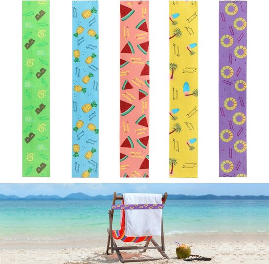 Vijf banden: groen met zonnebrillen, blauw met ananassen, roze met watermeloenen, geel met palmbomen, paars met ringen. Strandstoel met witte handdoek.