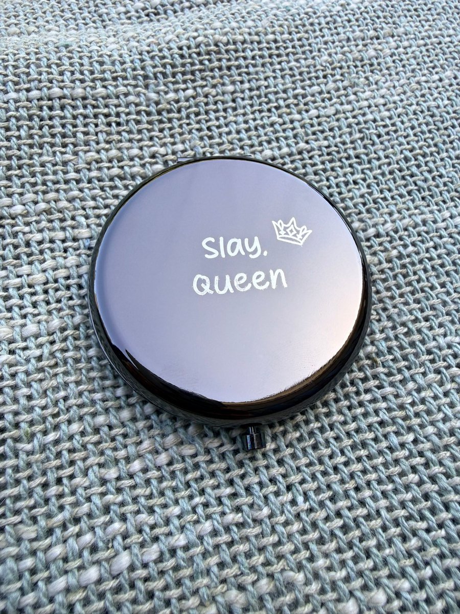 Handspiegel - Slay Queen - Vriendin cadeau - Zakspiegel - Spiegeltje - Zakspiegeltjes klein - Klapspiegel - Make up spiegel - Make up spiegel vergrotend - Cadeau vriendin - Moederdag cadeau - Cadeaus voor vrouwen - Cadeau vrouw verjaardag