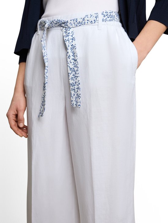 Witte culotte met blauw-witte riem
