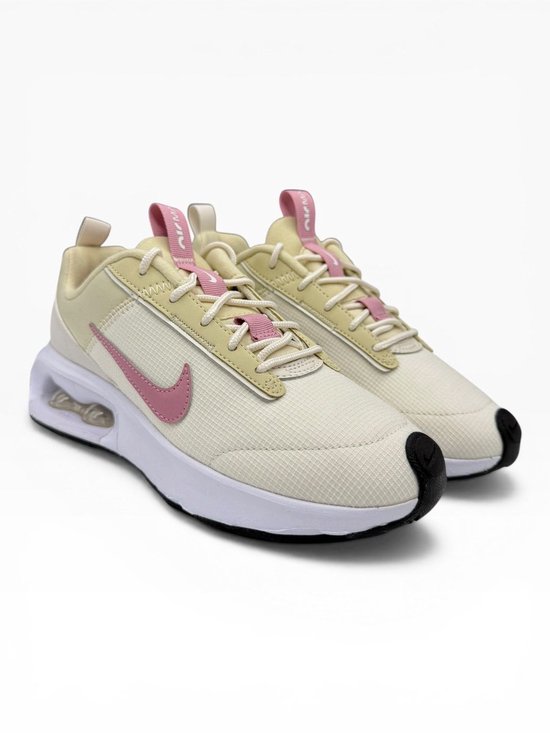 Paar beige Nike Air Max sneakers met roze Nike logo's en veters, en een zichtbare Air unit.