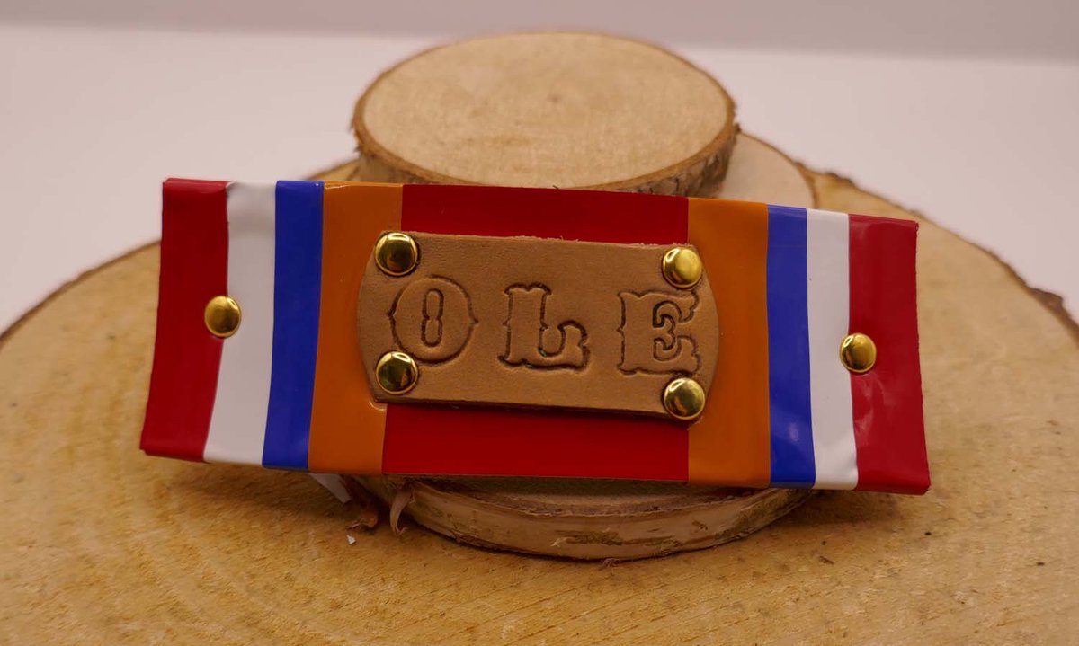 WK 2026 haarclip oranje en Nederlandse vlag kleuren Ole - haarclip ole oranje, rood, wit, blauw - voetbal toernooi haaraccessoires - Nederlandse haarclip - handgemaakte wk haarclip - unieke leren haarclip - leuke voetbal haarsieraden voor WK 2026