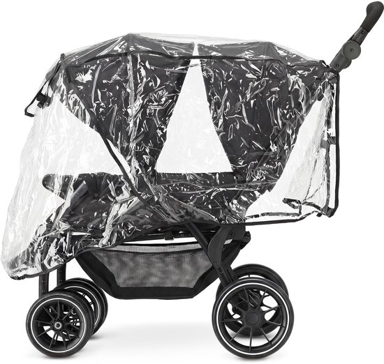 Zwarte buggy met transparante regenhoes, met een mandje aan de onderkant en vier wielen.