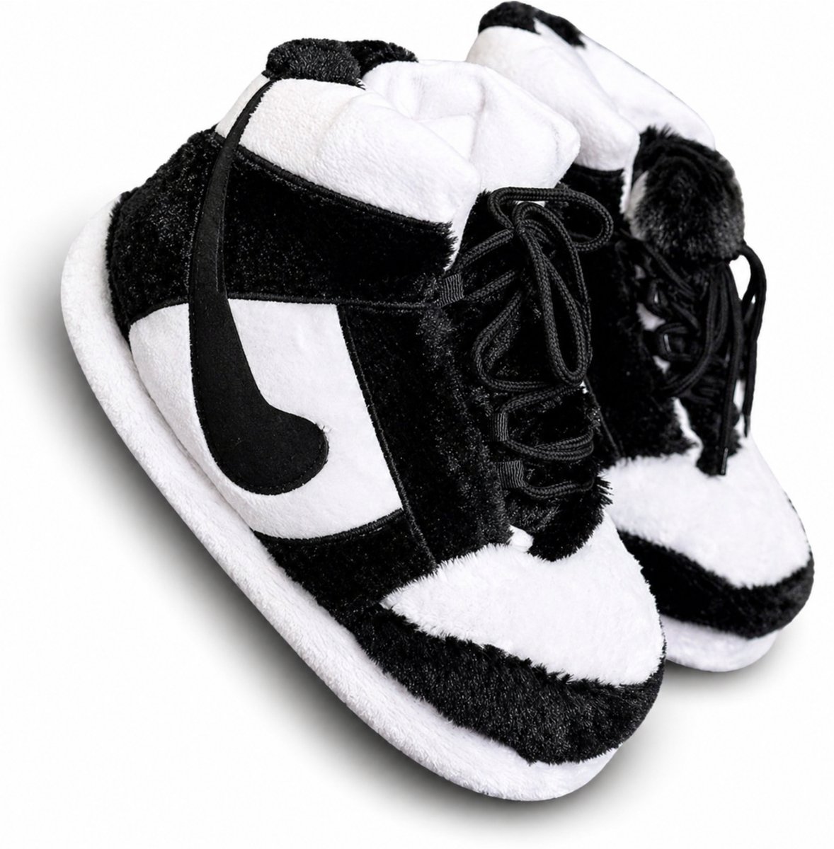 Caimco Sneaker Sloffen – Zwart/Wit – Unisex Pantoffels in Sneaker Design – One Size (Maat 36-45) – Warme Pluche Huispantoffels voor Dames & Heren – Comfortabele Cozy Slippers
