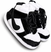 Caimco Sneaker Sloffen – Zwart/Wit – Unisex Pantoffels in Sneaker Design – One Size (Maat 36-45) – Warme Pluche Huispantoffels voor Dames & Heren – Comfortabele Cozy Slippers