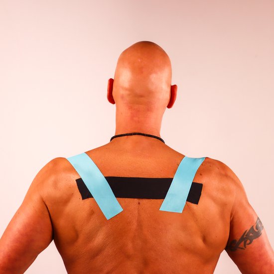 Achteraanzicht van een man met blauw en zwart sporttape aangebracht op de bovenrug.