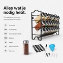 Un ensemble complet d'étagère à épices comprenant 24 bocaux, des couvercles en acier inoxydable, des étiquettes, un marqueur, un entonnoir et des vis.