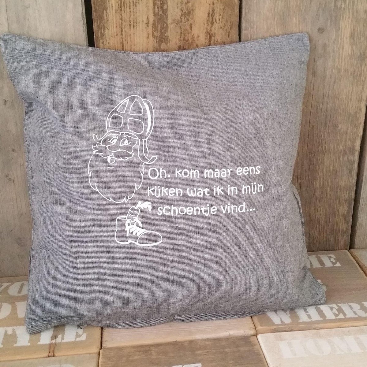 Sinterklaas decoratie versiering sierkussen Kussenhoes met tekst bedrukt cadeau kussen |  Sinterklaas oh kom maar eens kijken wat ik in mijn schoentje vind | grijs met wit opdruk | 40x40 cm