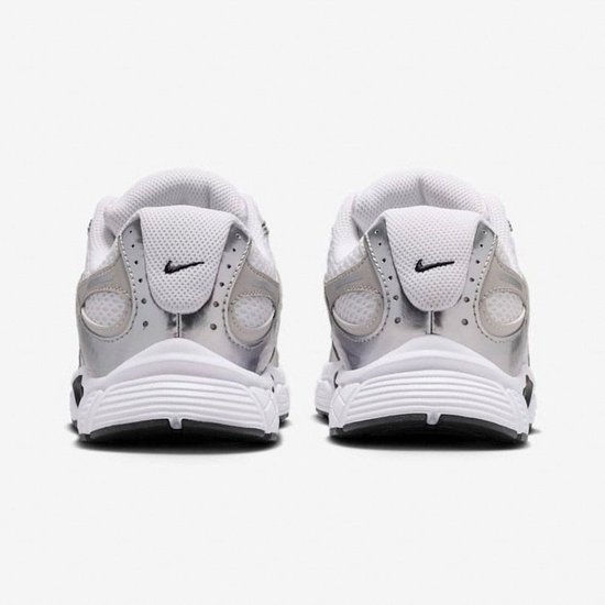 Achterkant van witte en zilverkleurige Nike sneakers met zwarte logo's.