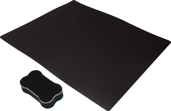 Zwarte magnetische projectmat met een blauwe en zwarte gum.