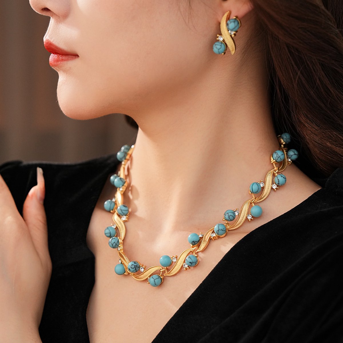 Sieradenset / Vintage oorbellen en halsketting met geometrische ovale diamanten / Delicate retro oorbelset met ketting in hofstijl