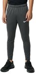 Jongen in een donkergrijze Nike trainingsbroek met witte swoosh op de linkerpijp.