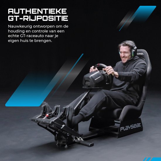 Man met headset, hoofdtelefoon en microfoon, zittend in een zwarte racekuipstoel, met de handen op een race stuur