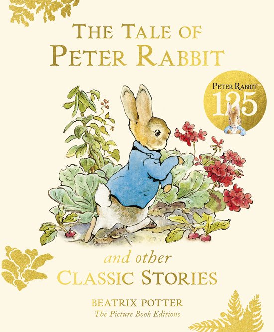 Het omslag van 'The Tale of Peter Rabbit' met Peter Rabbit in een blauw jasje, omringd door groen gebladerte en rode bloemen. De tekst "PETER RABBIT 125" staat in een gouden cirkel.